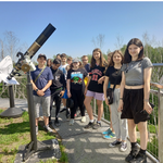 Uczniowie na tarasie widokowym obserwatorium astronomicznego.png