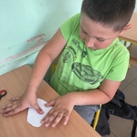 Chłopiec zdobi serce z papieru.jpeg