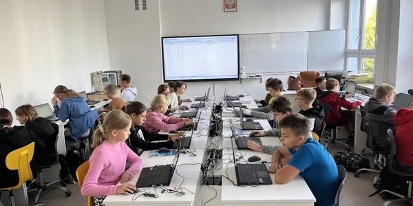 dzieci przy komputerach.jpg