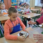 Uczniowie klasy 2C na warsztatach cukierniczych (6).jpg