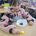 Uczniowie klasy 2C na warsztatach cukierniczych (2).jpg