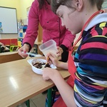 Uczniowie klasy 2C na warsztatach cukierniczych (5).jpg