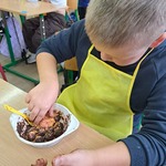 Uczniowie klasy 2C na warsztatach cukierniczych (7).jpg