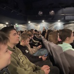 chłopcy z klasy siedzacy w rzeędzie w teatrze.jpg