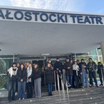 klasa przed teatrem .jpg