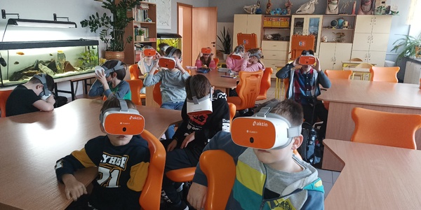Uczniowie 3B i 3C w okularach VR (10) — kopia.jpg
