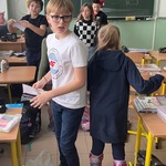 Dzieci szukają ukrytych obrazków.jpeg