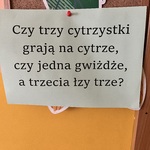 Uczniowie chętnie mierzyli się z wierszykami łamiącymi język.jpeg