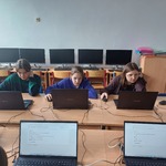Uczennice rozwiązują test na komputerach..jpg