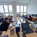 Uczniowie  rozwiązują test na komputerach..jpg