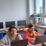 Uczniowie rozwiązują test na komputerach.jpg