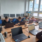 Uczennice i uczniowie rozwiązują test na komputerach..jpg