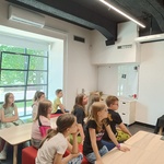 Uczniowie kl. IIIA siedzący przy stolikach..jpg