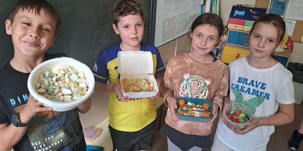 Uczniowie klasy 3C wykonują sałatki (7) — kopia.jpg