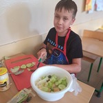 Uczniowie klasy 3C wykonują sałatki (2).jpg