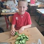 Uczniowie klasy 3C wykonują sałatki (6).jpg
