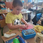 Uczniowie klasy 3C wykonują sałatki (3).jpg
