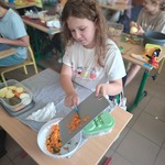 Uczniowie klasy 3C wykonują sałatki (5).jpg