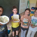 Uczniowie klasy 3C wykonują sałatki (7).jpg