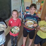 Uczniowie klasy 3C wykonują sałatki (8).jpg