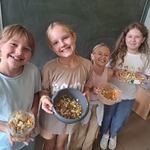 Uczniowie klasy 3C wykonują sałatki (10).jpg