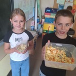 Uczniowie klasy 3C wykonują sałatki (9).jpg