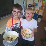 Uczniowie klasy 3C wykonują sałatki (11).jpg