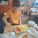 Uczniowie klasy 3C wykonują sałatki (4).jpg