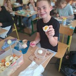 Uczniowie klasy 3C wykonują sałatki (1).jpg