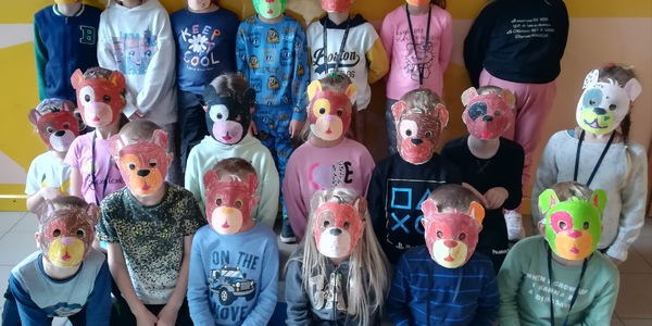 Dzieci z klasy 1 f w maskach-pieskach. — kopia.jpg