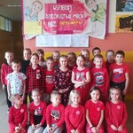 uczniowie z klasy 1 f w czerwonych ubrankach.jpg