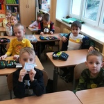Kuba pokazuje jaką sentencję wylosował.jpg