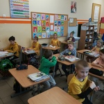 dzieci słuchają czytanych mądrych myśli.jpg