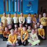 dzieci z klasy 1 f w żółtych ubrankach.jpg