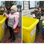 Uczniowie klasy 1 f wrzucają karmę  do pojemników.jpg