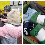 Uczniowie klasy 1 f wrzucają kocyki do pojemników.jpg